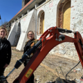 Pastorin Diana Krückmann (links) und Architektin Kerstin Solterbeck begutachten die Baustelle. 