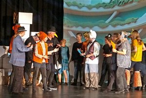 Eine große Gruppe verkleideter Menschen auf der Bühne
